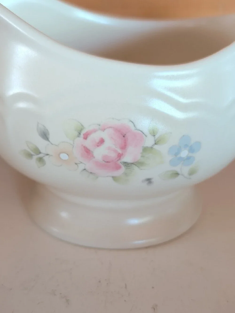 Pfaltzgraff, Cream Tea Rose Gravy Boat with Floral Accent #436 USA